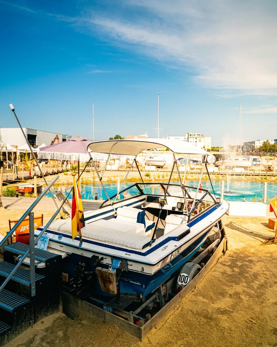 Motorboot im Sand als Bootlounge