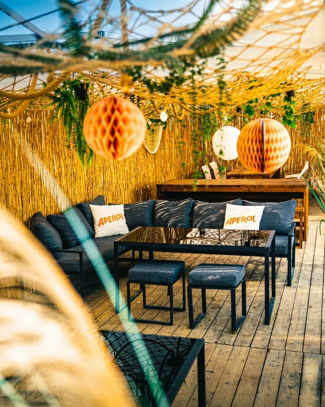 Loungebereich mit Lampions und Sitzecken