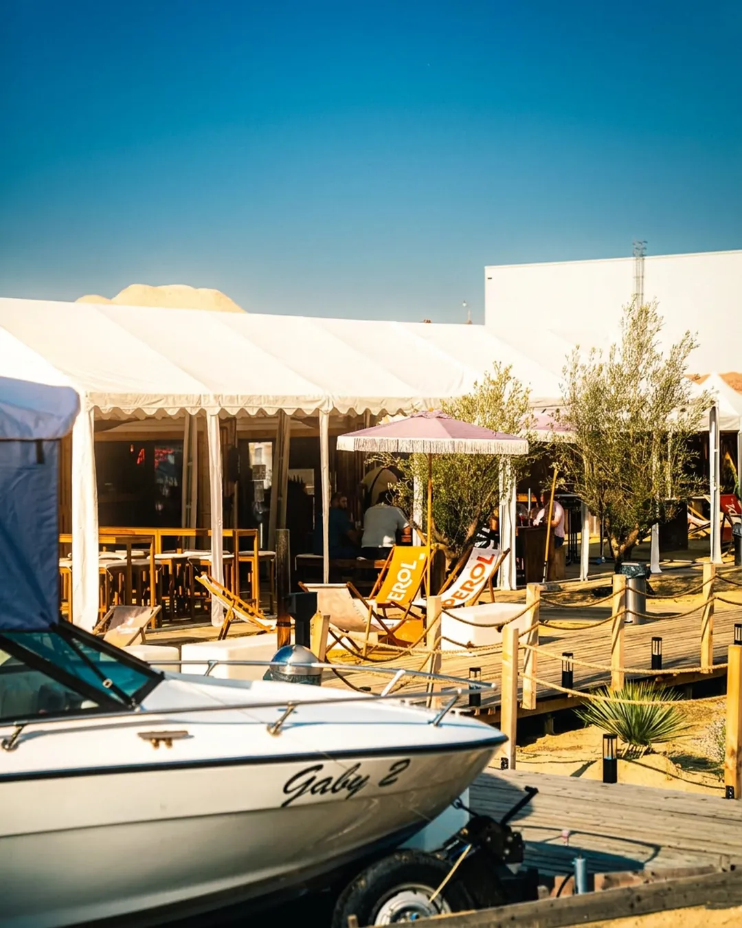 Boot vor dem Barbereich der Marina