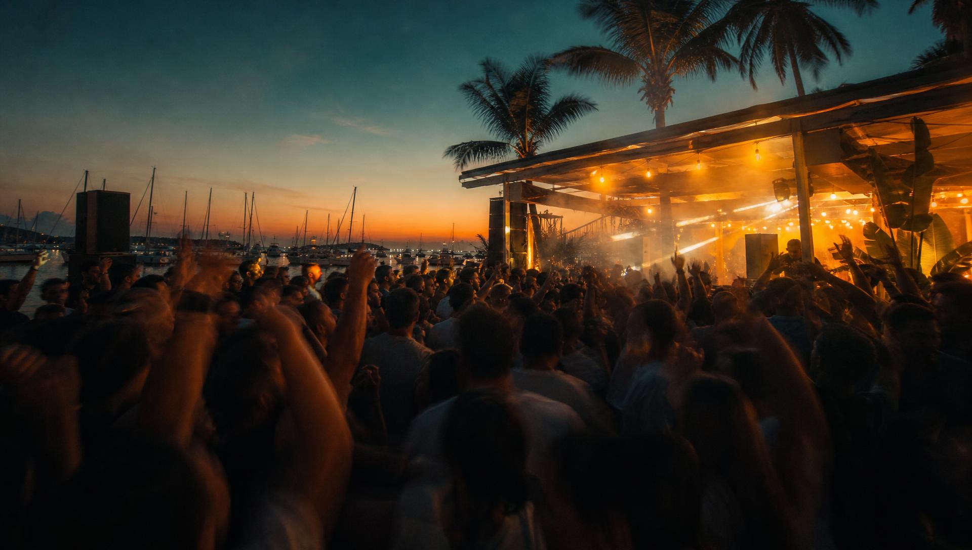 Crowd bei Nacht unter Lichterketten