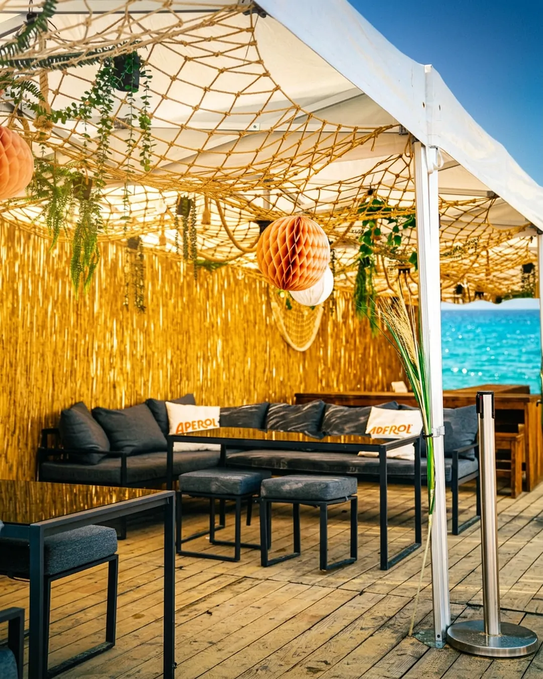 Sandstrand mit Palmen am Wasser